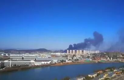 倉(cāng)庫(kù)里往外冒著滾滾黑煙，把周圍的天空染上烏黑色。